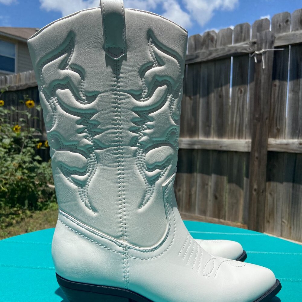 NWT women's white SODA cowboy/cowgirl boots with stitched pattern. Size 7.5 M. - Picture 4 of 7
